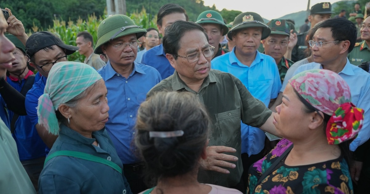 View - Thủ tướng Phạm Minh Chính xúc động khi thấy nước mắt của người dân Làng Nủ | Báo Dân trí