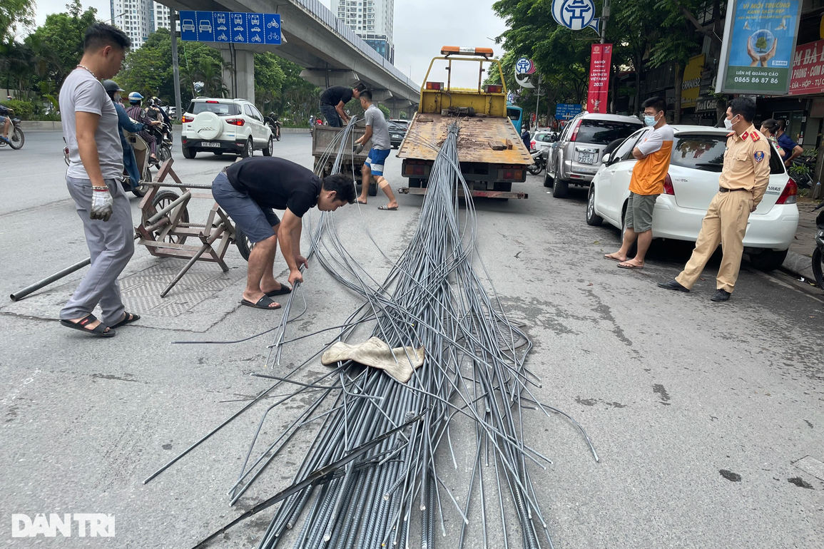 Bó sắt trên xe ba bánh xuyên thủng đầu xe buýt ở Hà Nội - 2 Bó sắt trên xe ba bánh xuyên thủng đầu xe buýt ở Hà Nội - 2