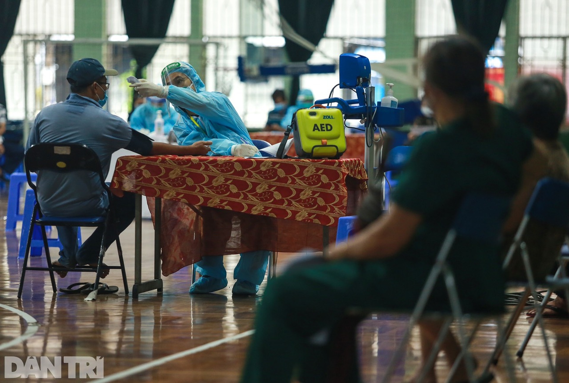 Người dân TPHCM đội mưa lớn đi tiêm vắc xin ngừa Covid-19 đợt 5 - 13 Người dân TPHCM đội mưa lớn đi tiêm vắc xin ngừa Covid-19 đợt 5 - 13