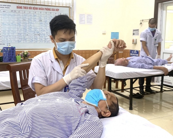 Các bác sĩ đang điều trị và PHCN cho bệnh nhân