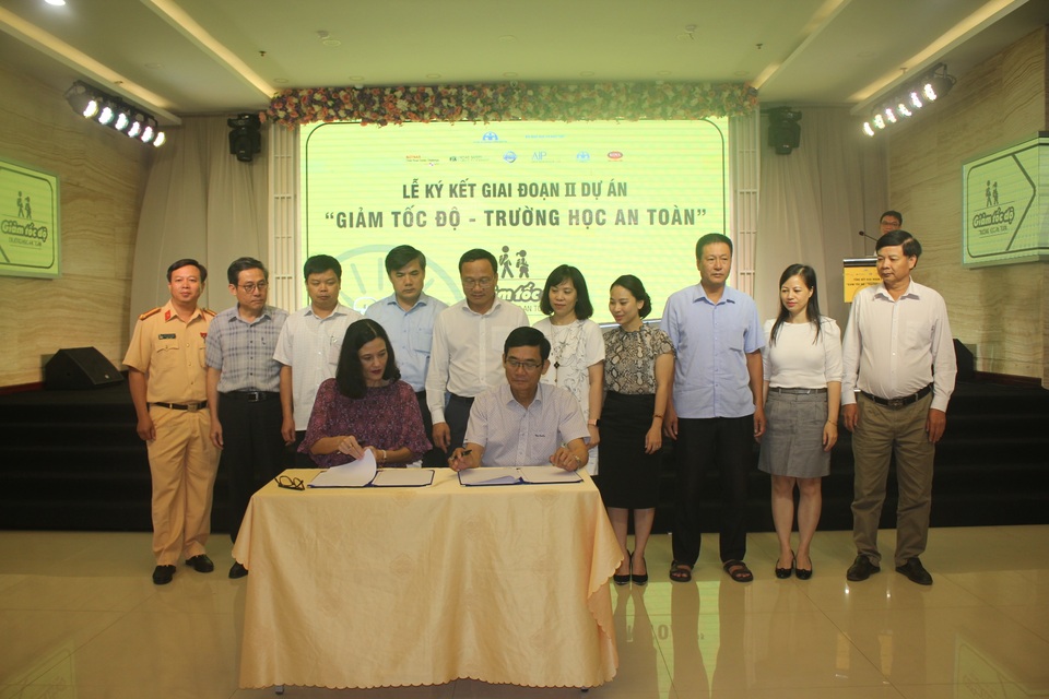 Ký kết giai đoạn II dự án “Giảm tốc độ - trường học an toàn” - 1 Ký kết giai đoạn II dự án “Giảm tốc độ - trường học an toàn” - 1