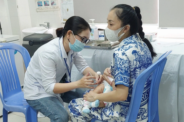 Vì sao gần 3.500 trẻ ở TPHCM không tiêm vaccine 5 trong 1 dù đã đăng ký?