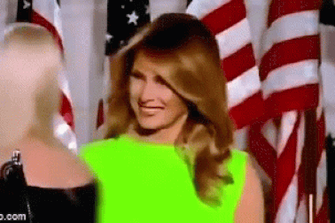 Biểu cảm gây chú ý của bà Melania với Ivanka khi ông Trump nhận đề cử