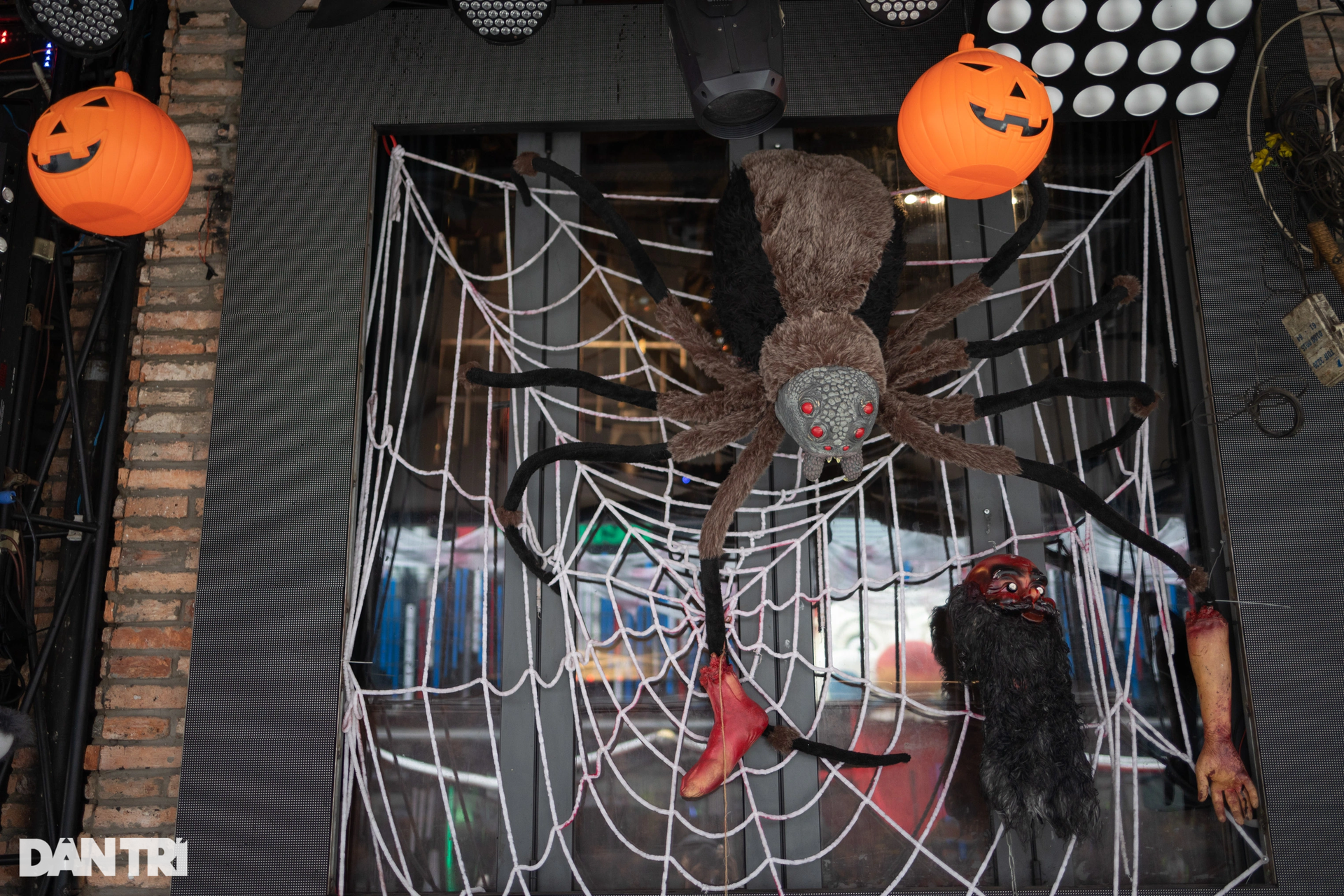 Ma quỷ tràn ngập đường phố, hàng quán ở TPHCM dịp lễ Halloween - 8 Ma quỷ tràn ngập đường phố, hàng quán ở TPHCM dịp lễ Halloween - 8