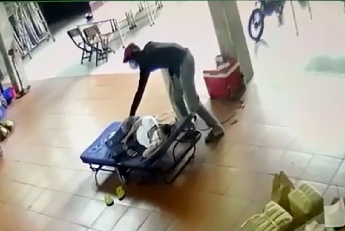 Bắt tên trộm chuyên đột nhập khua khoắng nhà dân ở vùng ven TPHCM - 1 Bắt tên trộm chuyên đột nhập khua khoắng nhà dân ở vùng ven TPHCM - 1