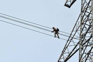 Trèo lên mái nhà, 1 người bị hút ngược lên dây điện cao thế