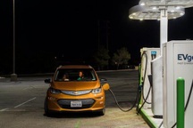 Kế hoạch  củaTổng thống Biden có thể giúp Tesla nhưng "bóp chết" Toyota