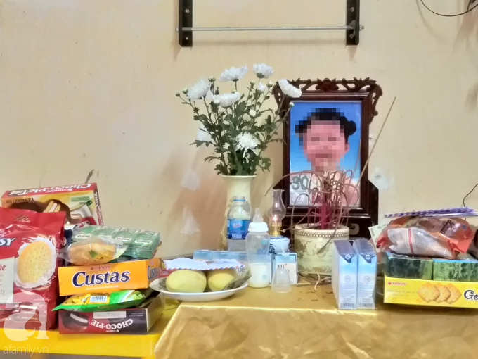 Bàn thờ di ảnh cháu bé Bàn thờ di ảnh cháu bé