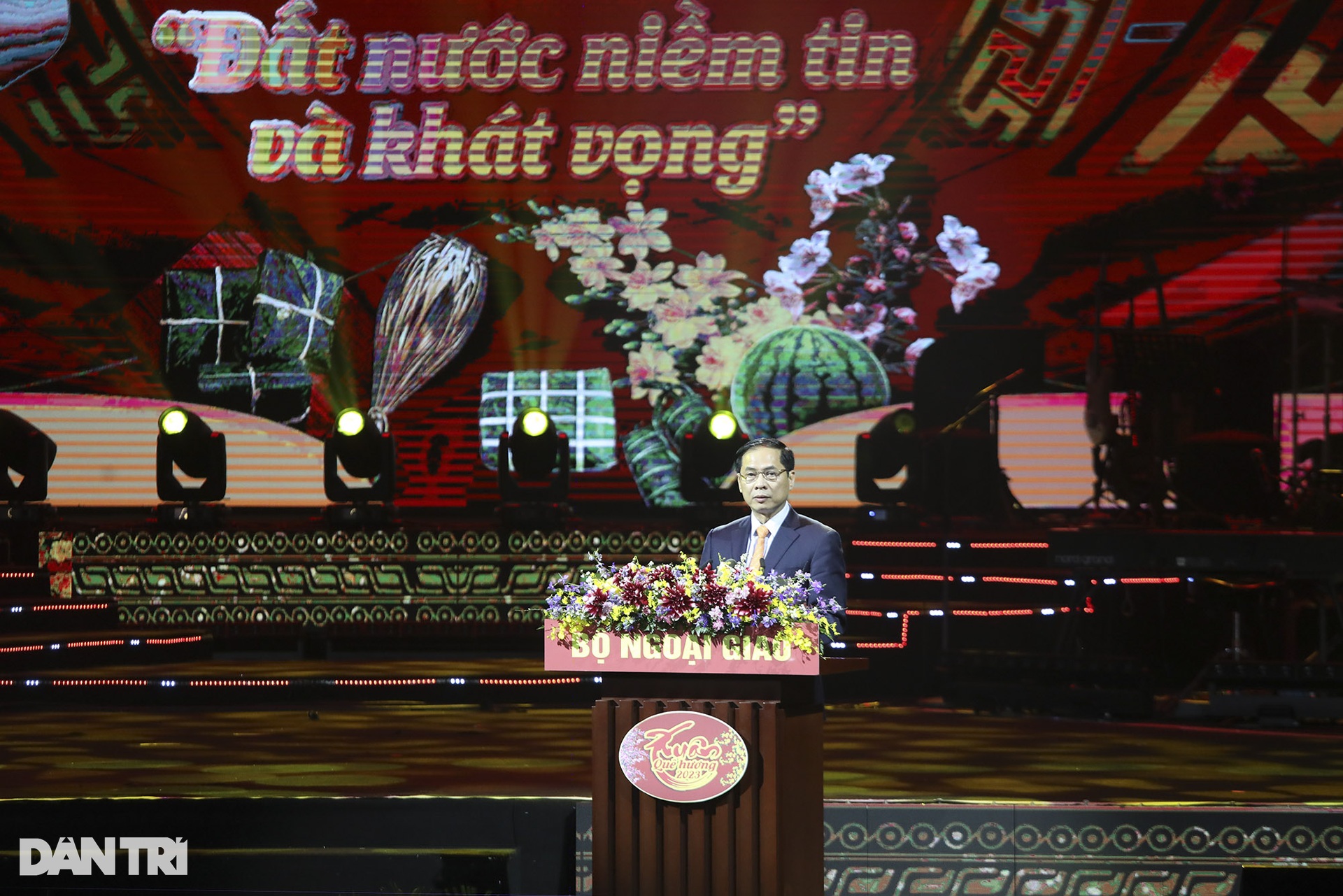 Chủ tịch nước Nguyễn Xuân Phúc đánh trống khai hội Xuân quê hương - 3 Chủ tịch nước Nguyễn Xuân Phúc đánh trống khai hội Xuân quê hương - 3