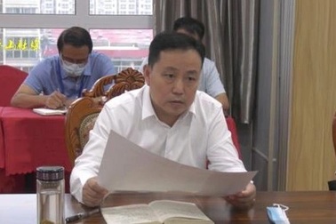 Trung Quốc đình chỉ quan chức vì nhắn tin thô lỗ với người dân