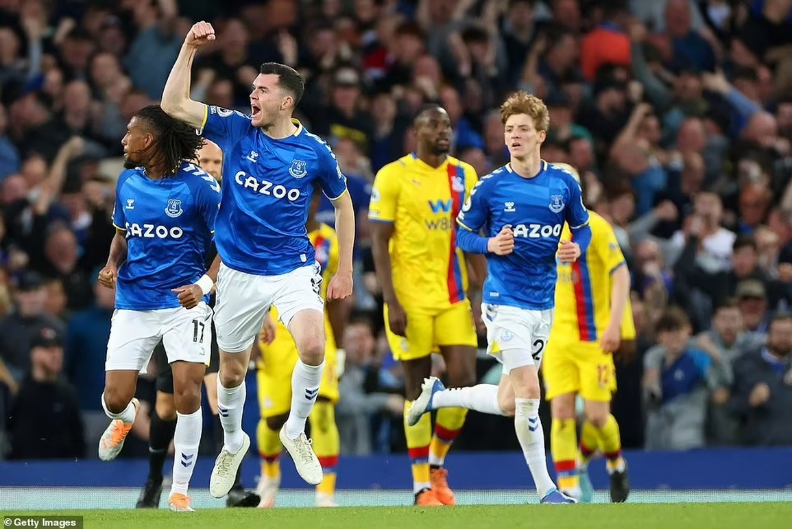 Trụ hạng thành công, CĐV Everton tràn xuống sân ăn mừng như nhà vô địch - 4 Trụ hạng thành công, CĐV Everton tràn xuống sân ăn mừng như nhà vô địch - 4