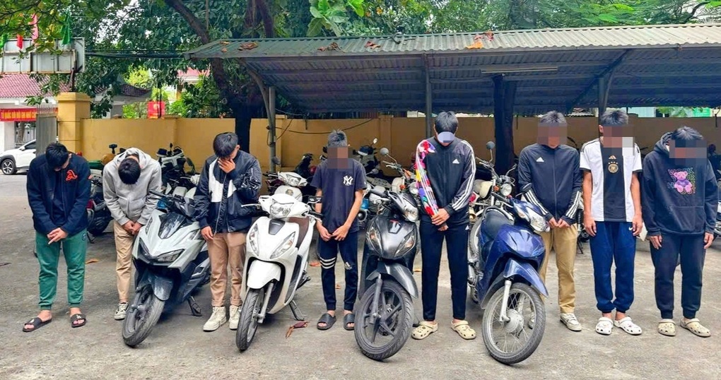 CSGT xử lý nhóm báo thủ, dàn hàng ngang xe máy trên cầu Vĩnh Tuy - 2 CSGT xử lý nhóm báo thủ, dàn hàng ngang xe máy trên cầu Vĩnh Tuy - 2