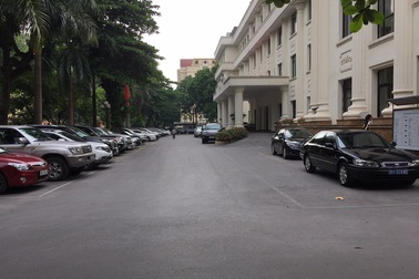 Bộ Công Thương hạ bậc lương, cảnh cáo cán bộ bỏ việc đi lễ chùa