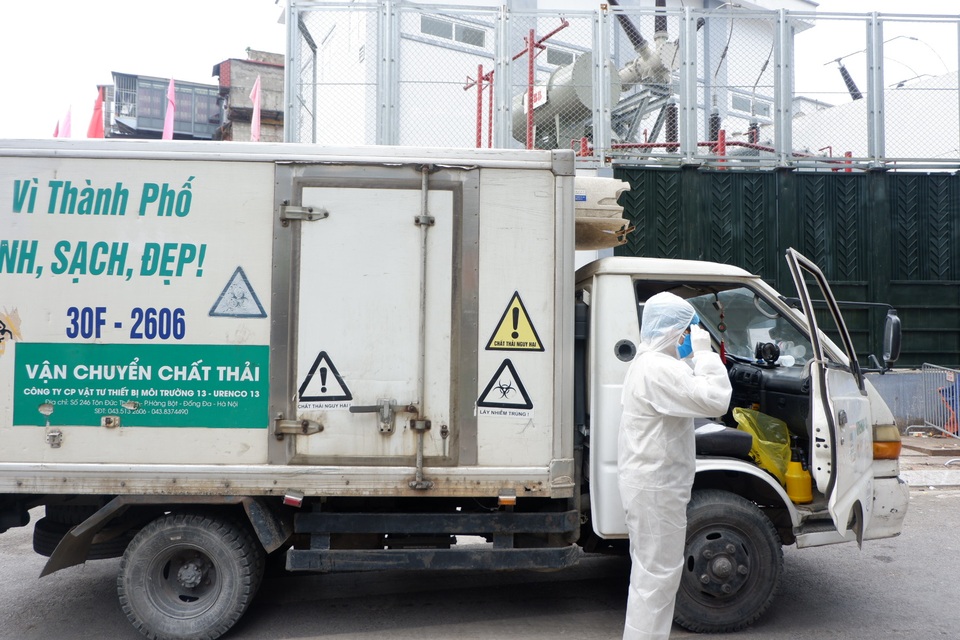 Quy trình thu gom, xử lý rác đặc biệt tại khu cách ly Trúc Bạch - 3