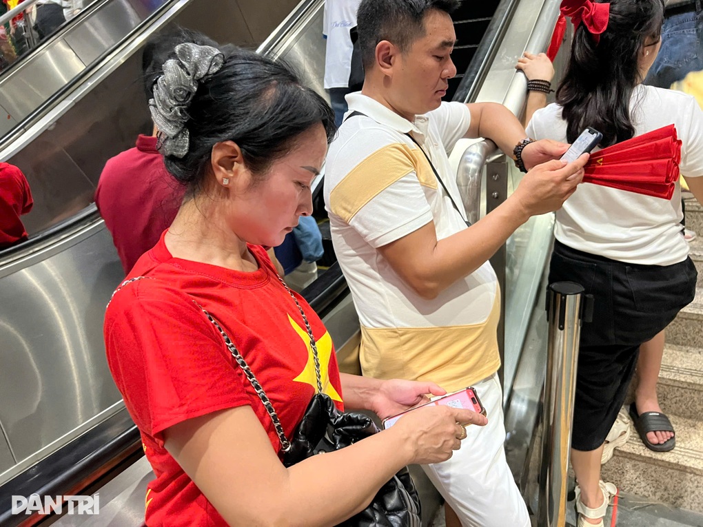 Ga tàu điện quá tải, nhiều người cuốc bộ về nhà sau buổi tổng hợp luyện - 2 Ga tàu điện quá tải, nhiều người cuốc bộ về nhà sau buổi tổng hợp luyện - 2