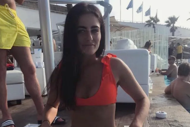 Cổ động viên MU “điên đảo” vì cô bạn gái xinh đẹp của Harry Maguire