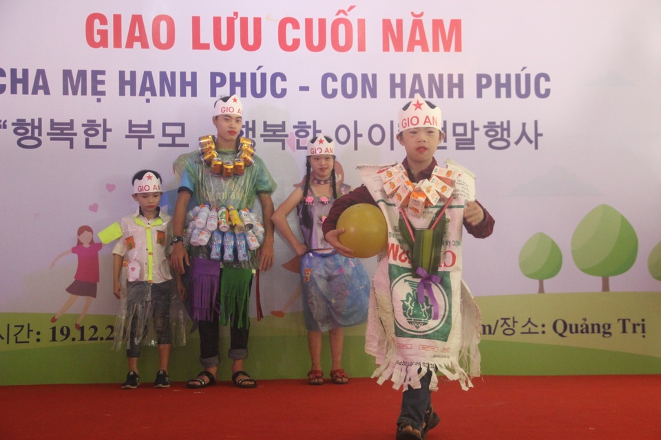 Xúc động màn trình diễn thời trang của trẻ em khuyết tật - 9
