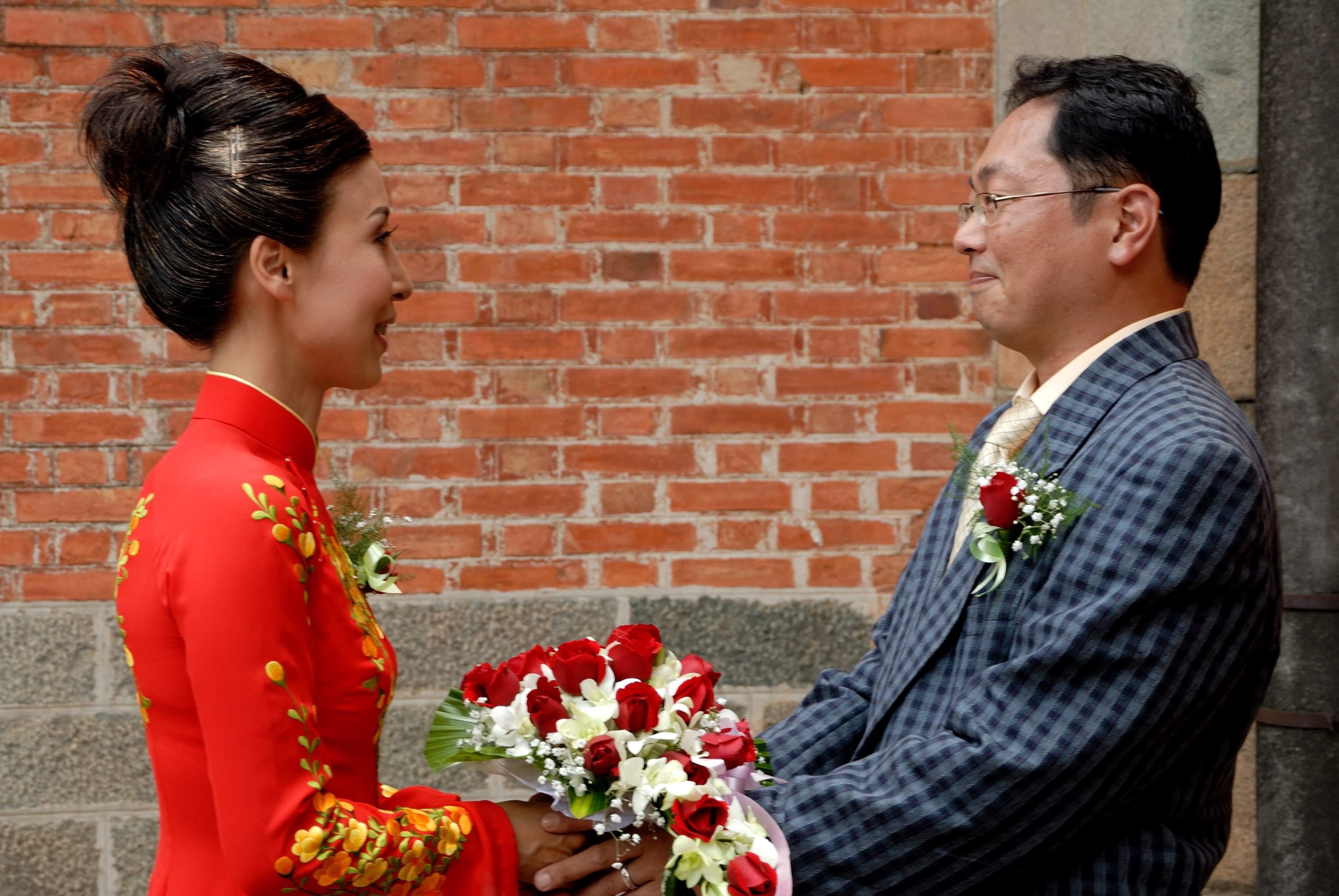 Vợ chồng Nhật nên duyên nhờ Việt Nam, đám cưới mời bác xe ôm, cô bán trà đá