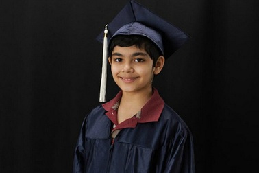 11 tuổi, cậu bé thần đồng trở thành cử nhân