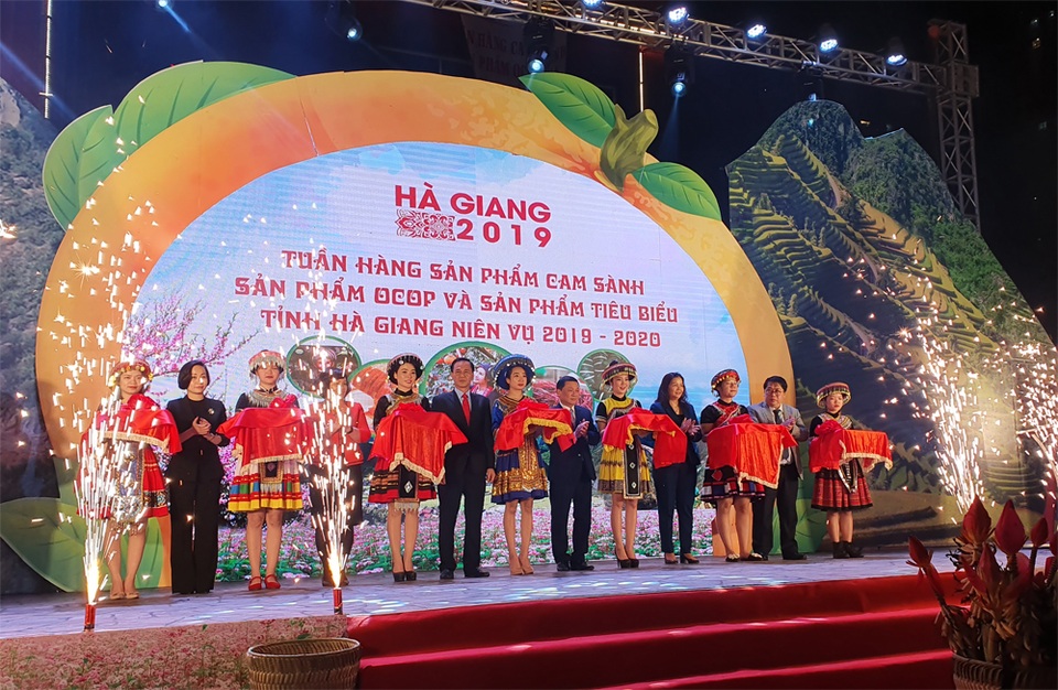 Hà Giang khoe cam sành, chè shan tuyết với người Hà Nội - 1 Hà Giang khoe cam sành, chè shan tuyết với người Hà Nội - 1