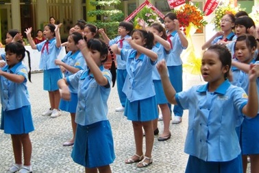 “Sao tụi con phải hát nhép?”