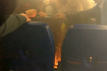Sạc điện thoại phát nổ bốc cháy mù mịt trên máy bay