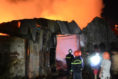 Hơn 100 cán bộ chiến sỹ trắng đêm dập lửa cứu kho gỗ