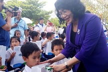 Phó Chủ tịch nước trao sữa học đường đến học sinh tại Quảng Nam