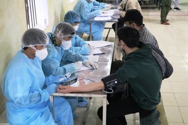 Cách ly 4 du khách nước ngoài cùng chuyến bay ca mắc Covid-19 của Hà Nội