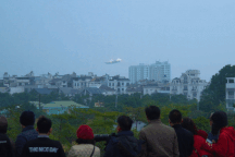 Người dân đứng chật kín đê Long Biên xem "hổ mang chúa" Su-30MK2 trình diễn