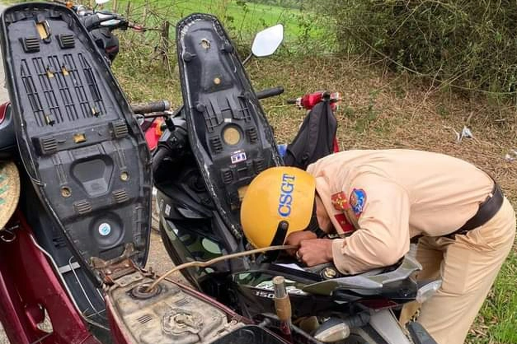 CSGT chia xăng giúp đỡ người dân gặp sự cố bên đường - 1 CSGT chia xăng giúp đỡ người dân gặp sự cố bên đường - 1