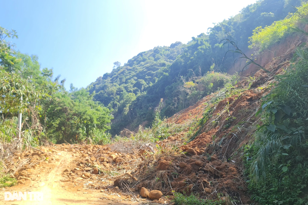 Hơn một tháng sau trận lũ dữ, tuyến đường độc đạo vẫn ngổn ngang - 6 Hơn một tháng sau trận lũ dữ, tuyến đường độc đạo vẫn ngổn ngang - 6