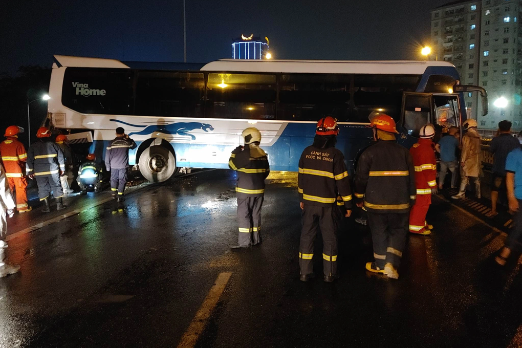Hà Nội: Ô tô khách 45 chỗ gặp sự cố, chắn ngang đường Vành đai 3 - 4 Hà Nội: Ô tô khách 45 chỗ gặp sự cố, chắn ngang đường Vành đai 3 - 4