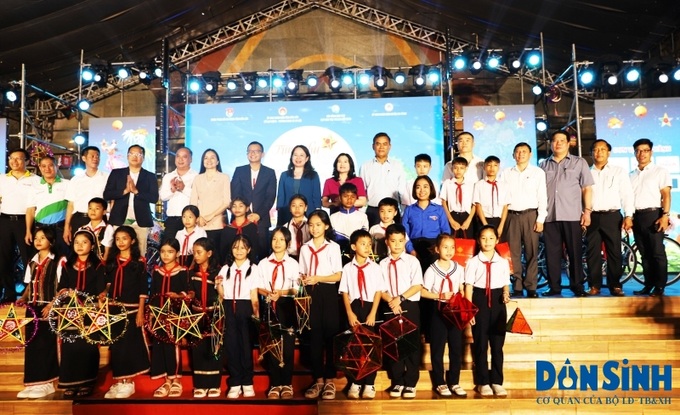 Phó Chủ tịch nước Võ Thị Ánh Xuân chụp hình lưu niệm với Lãnh đạo tỉnh Đắk Lắk và các cháu cahưm ngoan tiêu biểu