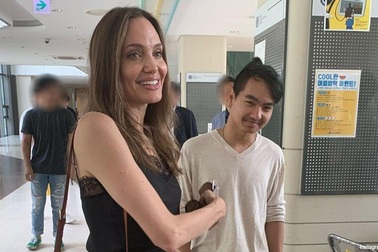 Angelina Jolie đưa con tới Hàn quốc học đại học