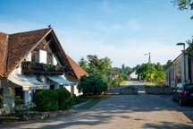 Quán rượu 180 năm tuổi khách ăn tối ở nước này nhưng đi toilet ở nước khác