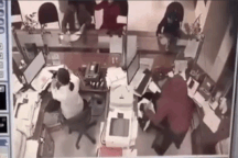 Đối tượng bịt mặt xông vào ngân hàng dùng dao khống chế nhân viên để cướp