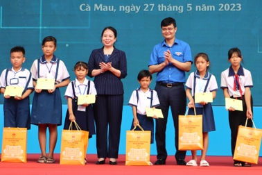 Phó Chủ tịch nước dự lễ ra quân chiến dịch tình nguyện hè tại Cà Mau