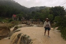 Lũ san phẳng 1 ngôi nhà, cuốn trôi 4 người trong một gia đình