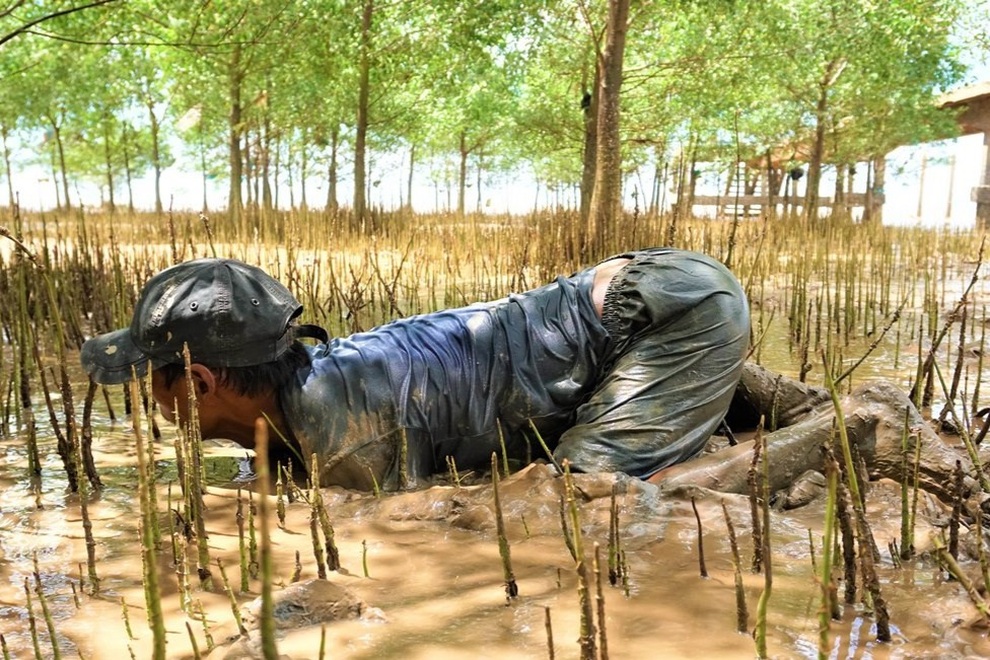 Người đàn ông mỗi ngày trượt ván cả trăm km, tay không bắt cá - 3 Người đàn ông mỗi ngày trượt ván cả trăm km, tay không bắt cá - 3