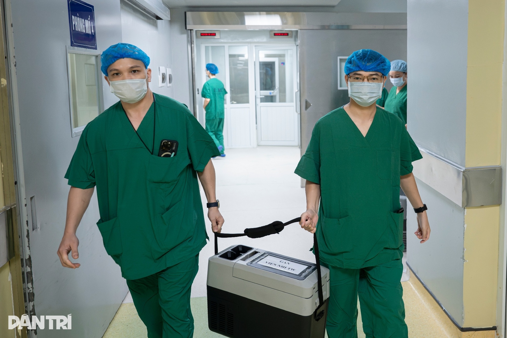 Người bố đơn thân chia đôi lá gan cứu 2 người lạ, gia đình bật khóc tự hào - 15