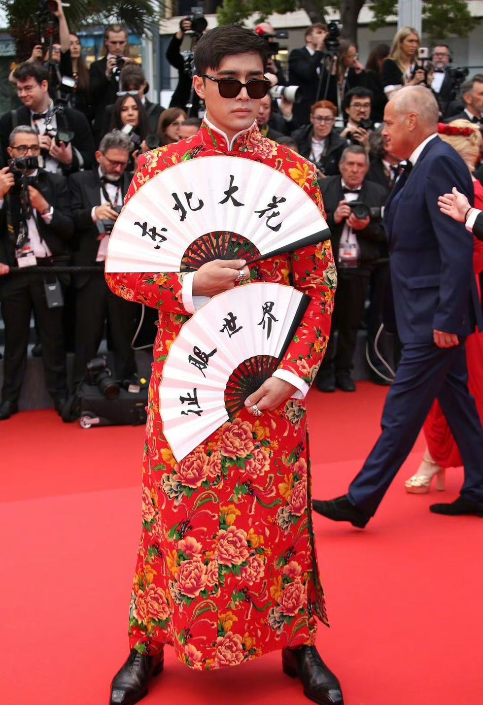 Vài phút làm lố ở Cannes, mất hàng chục ngàn USD? - 9 Vài phút làm lố ở Cannes, mất hàng chục ngàn USD? - 9