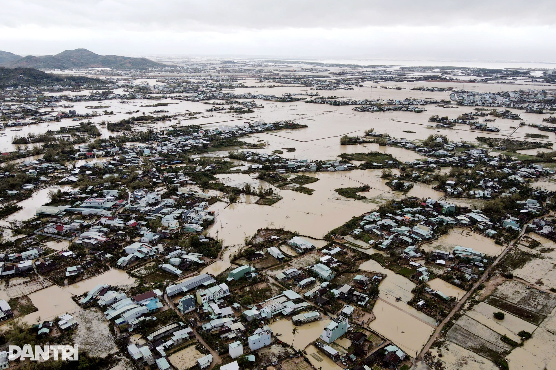 Lũ phá cửa cuốn trôi tài sản, nhiều gia đình trắng tay sau đại hồng thủy - 1