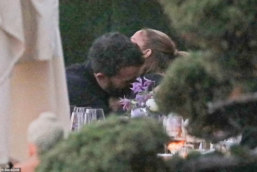 Jennifer Lopez và Ben Affleck bị bắt gặp hôn nhau tại quán ăn - 3 Jennifer Lopez và Ben Affleck bị bắt gặp hôn nhau tại quán ăn - 3