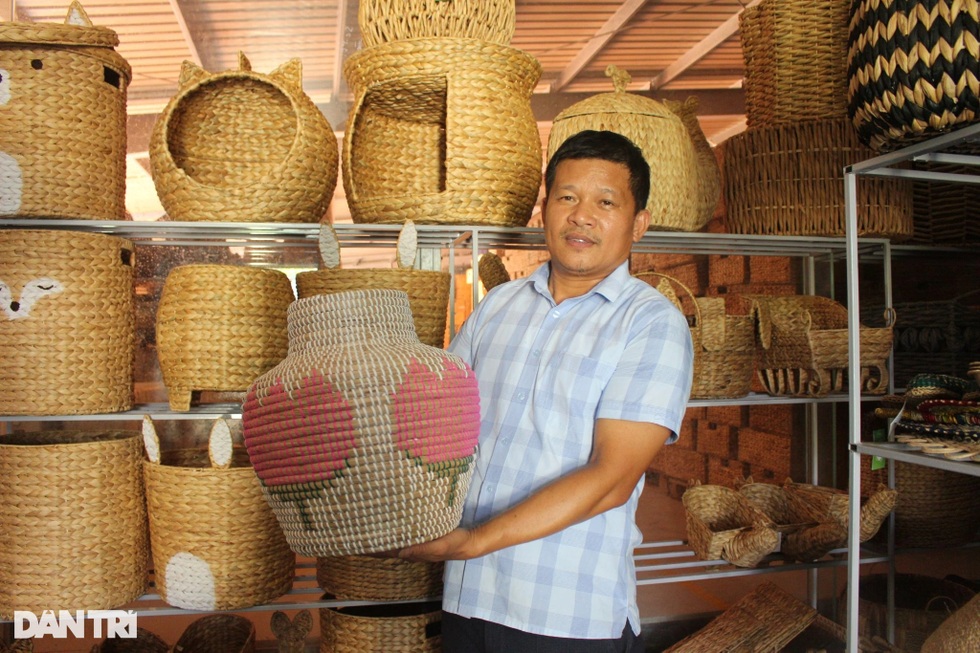 Giám đốc chân đất xách ba lô đi Mỹ, đưa quạt thằng Bờm ra thế giới