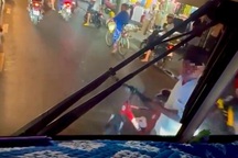 Người đàn ông chặn đường, khiêng xe đạp đập vào đầu ô tô ở TPHCM