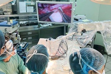 Dùng kính vi phẫu phóng đại cứu bệnh nhân bị dập nát tay nặng