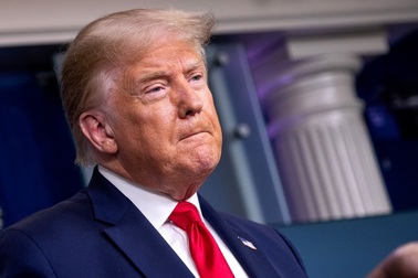 Cố vấn nói ông Trump có triệu chứng khó thở, sốt nhẹ