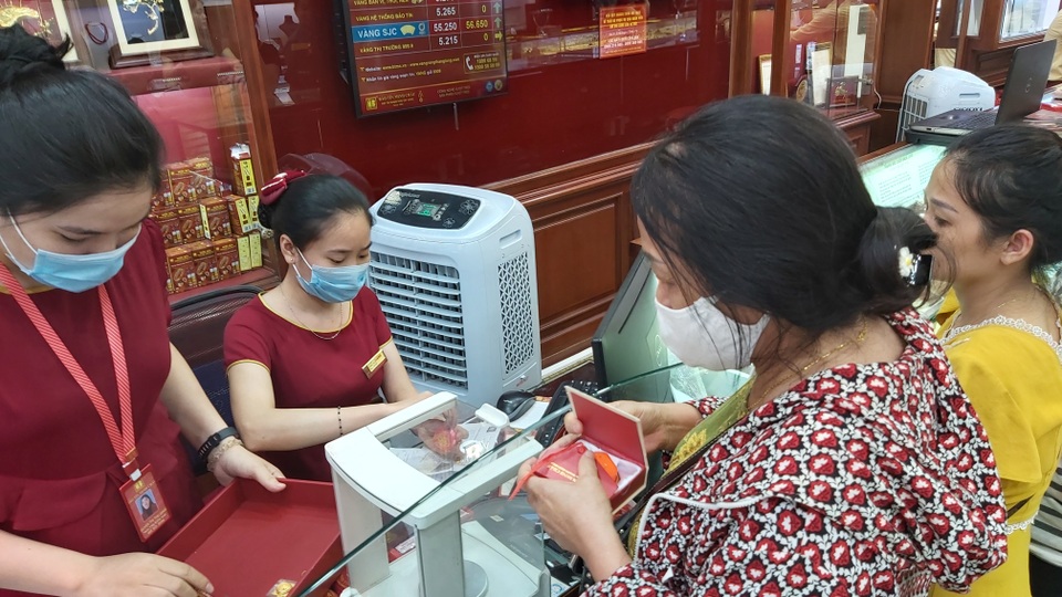 Bão giá vàng: Tiền tỷ khó mua, cụ bà 80 tuổi dốc hết lương hưu vào vàng - 8 Bão giá vàng: Tiền tỷ khó mua, cụ bà 80 tuổi dốc hết lương hưu vào vàng - 8