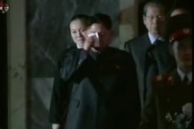 Đại tướng Kim Jong-un bật khóc trước linh cữu cha